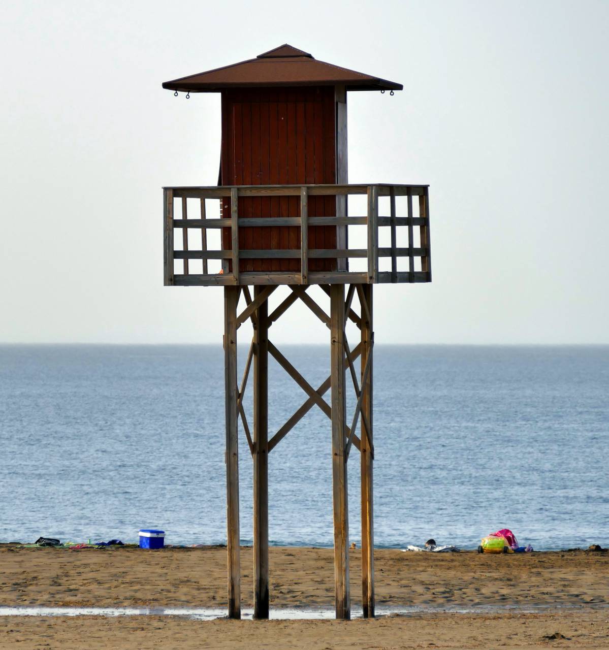 playa, socorrista, torre, océano, agua, mar, apuntalar, cielo, al aire libre, vacaciones, viajar, relajarse, horizonte, línea costera, arena,