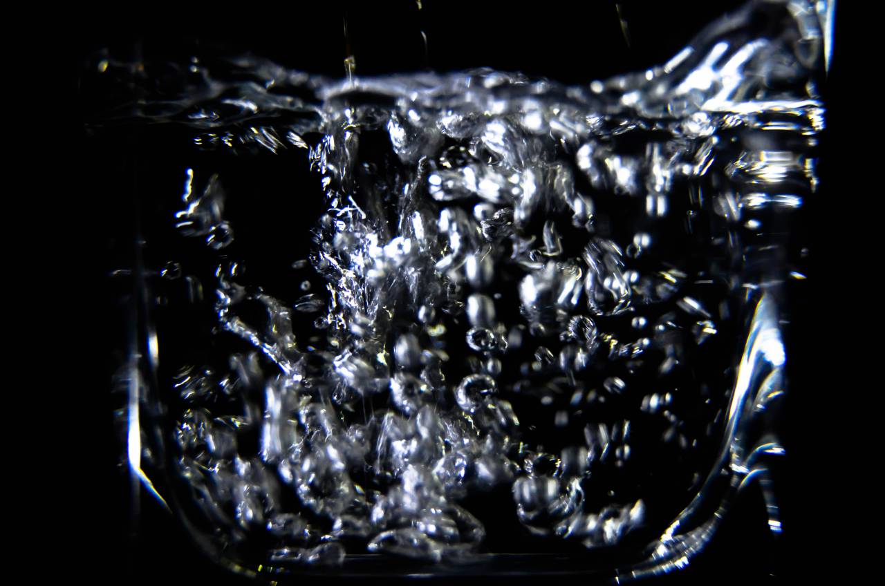 en blanco y negro. vidrio, cristal, perlas, cadena,