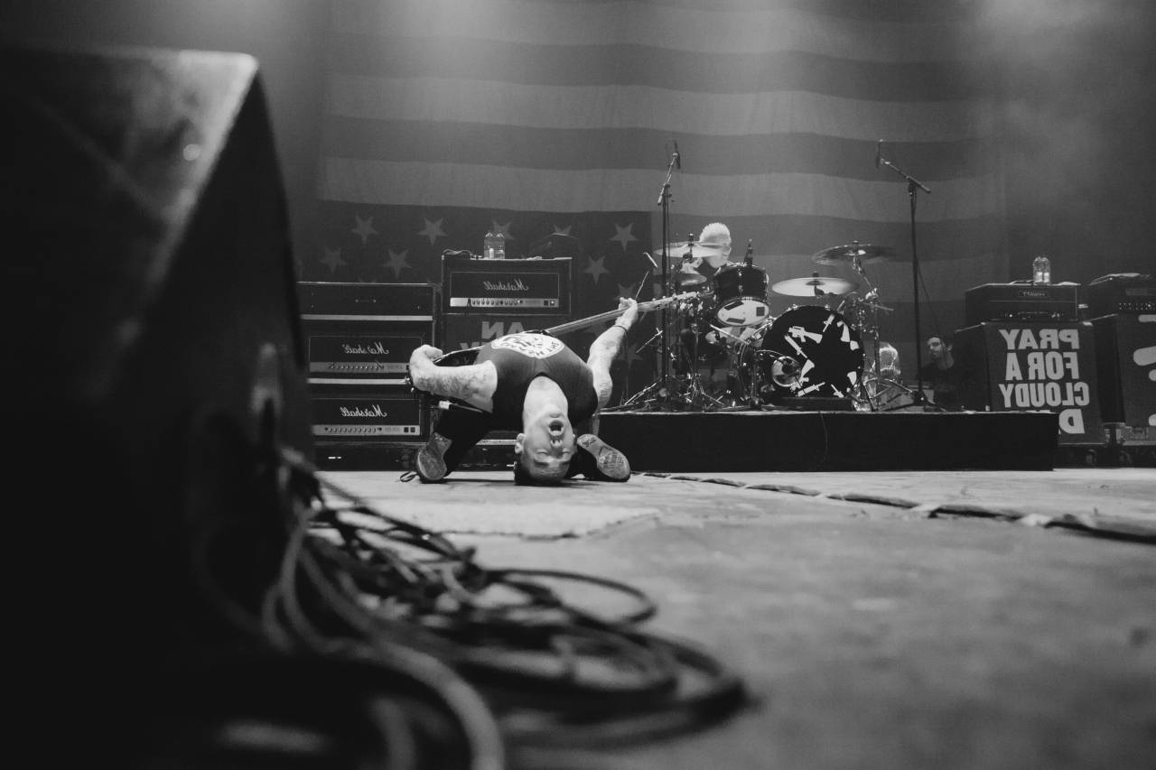 Blanco y negro, gente, hombres, escenario, rock, banda, músico, guitarra, batería, micrófono, altavoz,