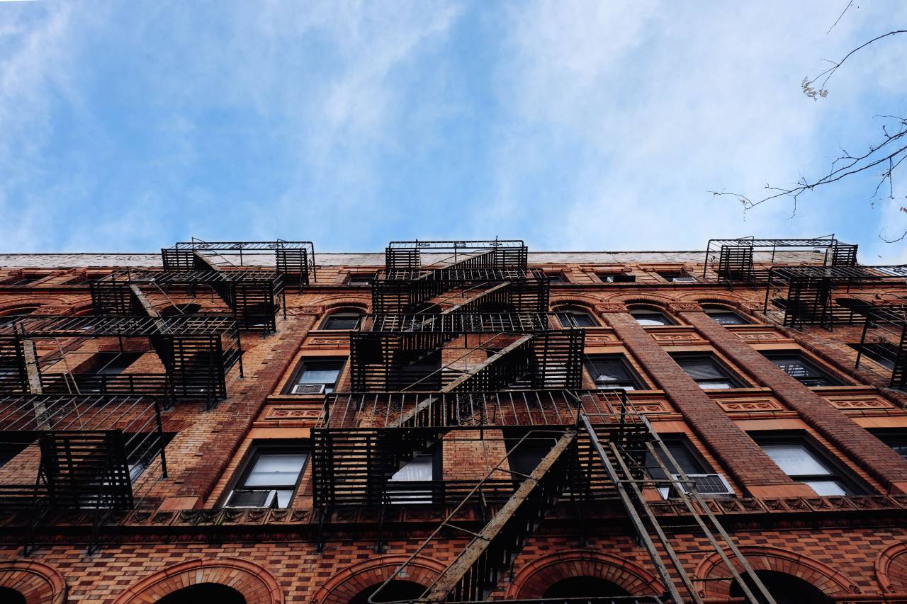 Azul, cielo, edificio, rascacielos, escalera, escaleras, acero, ventana, vidrio, aire acondicionado, ladrillos, pared,