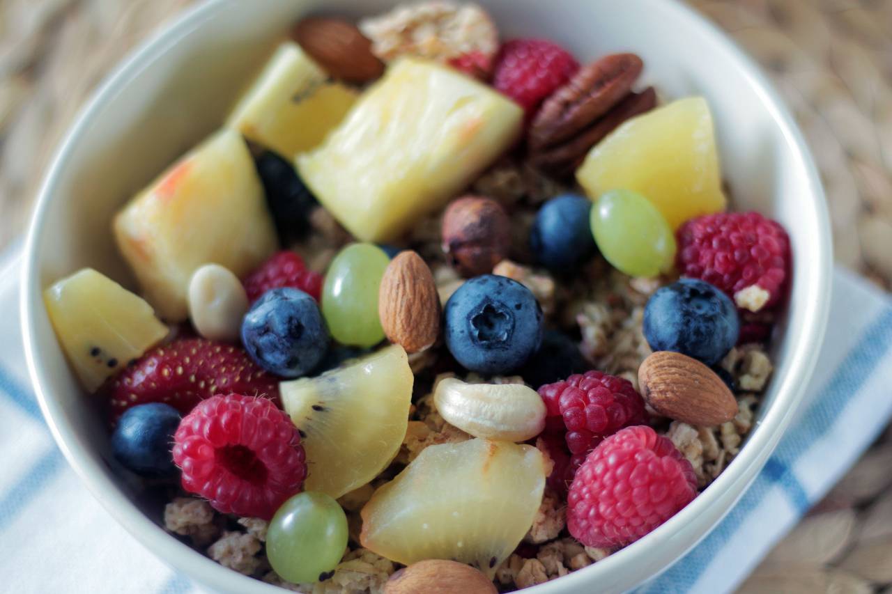 Desayuno, tazón, frutas, frambuesas, arándanos, piña, nueces, almendras, alimentos saludables,