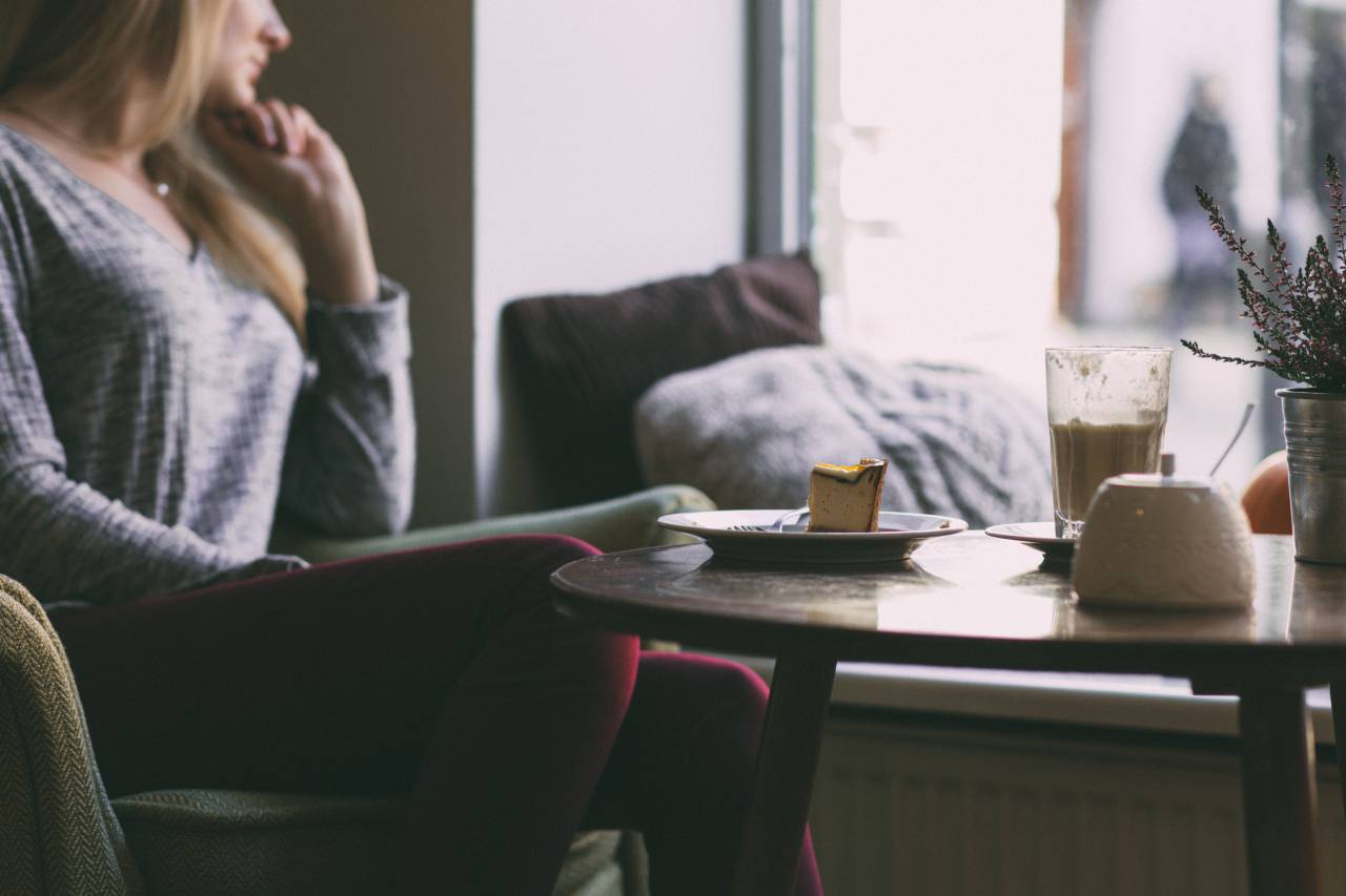Pastel, café, comida, bebida, mesa, sofá, sofá, almohada, vivir, habitación, relajarse, interior, gente, mujer, solo, relajarse,