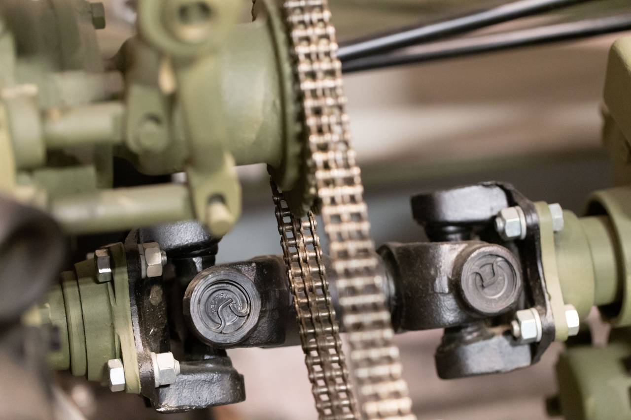 chain, machine, metal, link, gear, part, transportation, close up, assembly, steel, joint, bolts, bokeh
, 