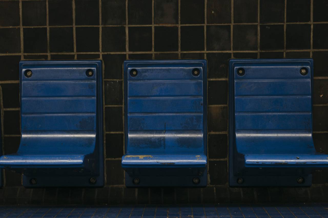 sillas, metro, plataforma, banco, azul, viaje, transporte, sentado, asientos, fondo, azulejos, metro, tren, pared, ciudad, urbano, grunge, sucio, gastado,