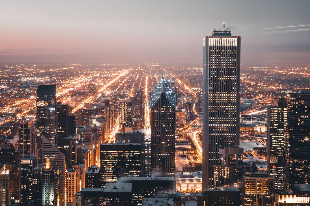 luces de la ciudad, edificios, ciudad del amanecer, arquitectura, paisaje urbano, amanecer, centro de la ciudad, anochecer, iluminado, cielo, horizonte, rascacielos, urbano, negocios, niebla, niebla,