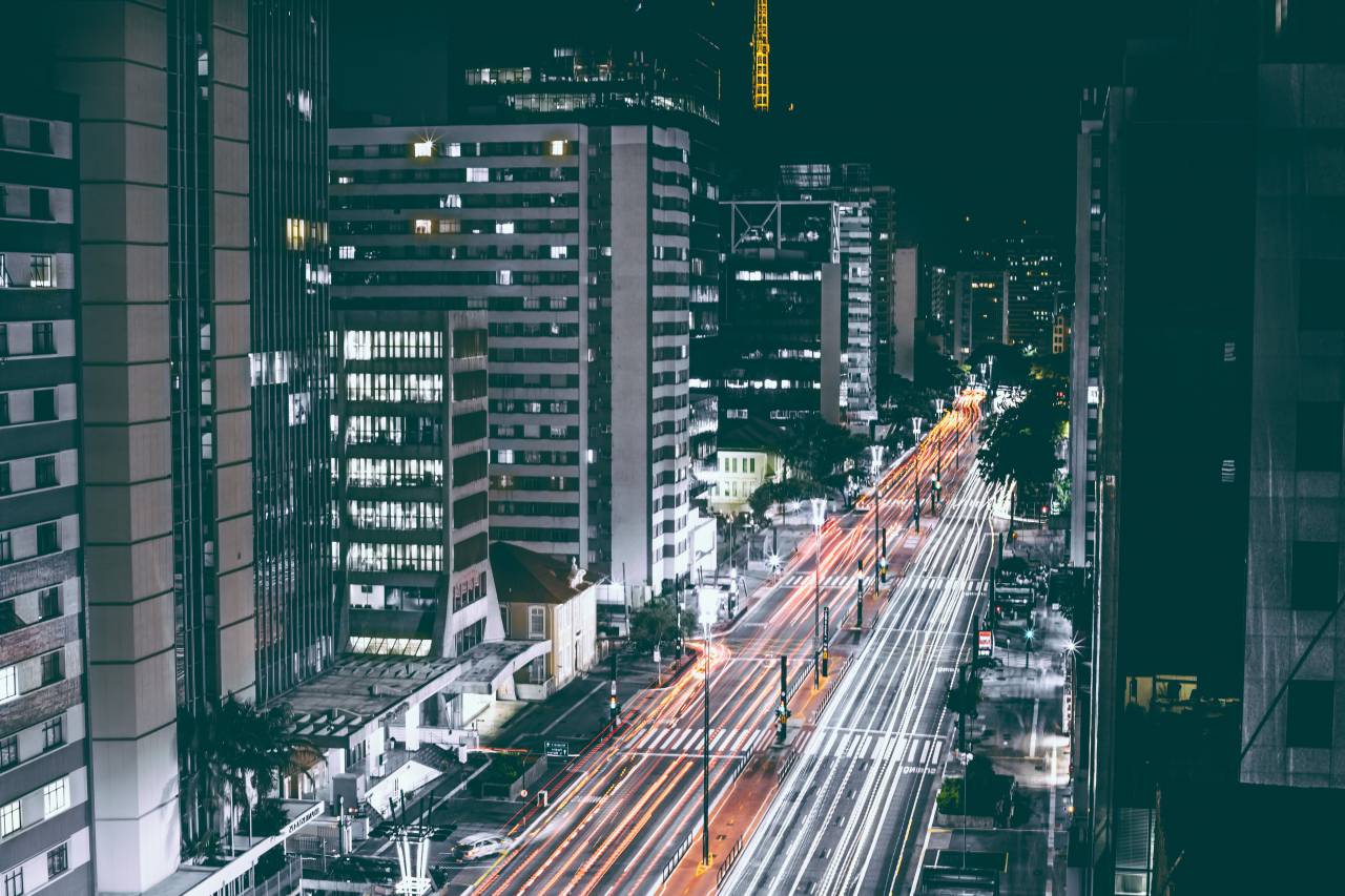 Ciudad, urbano, edificios, centro de la ciudad, coches, conducción, luces, tráfico, arquitectura, noche, oscuridad, tarde,