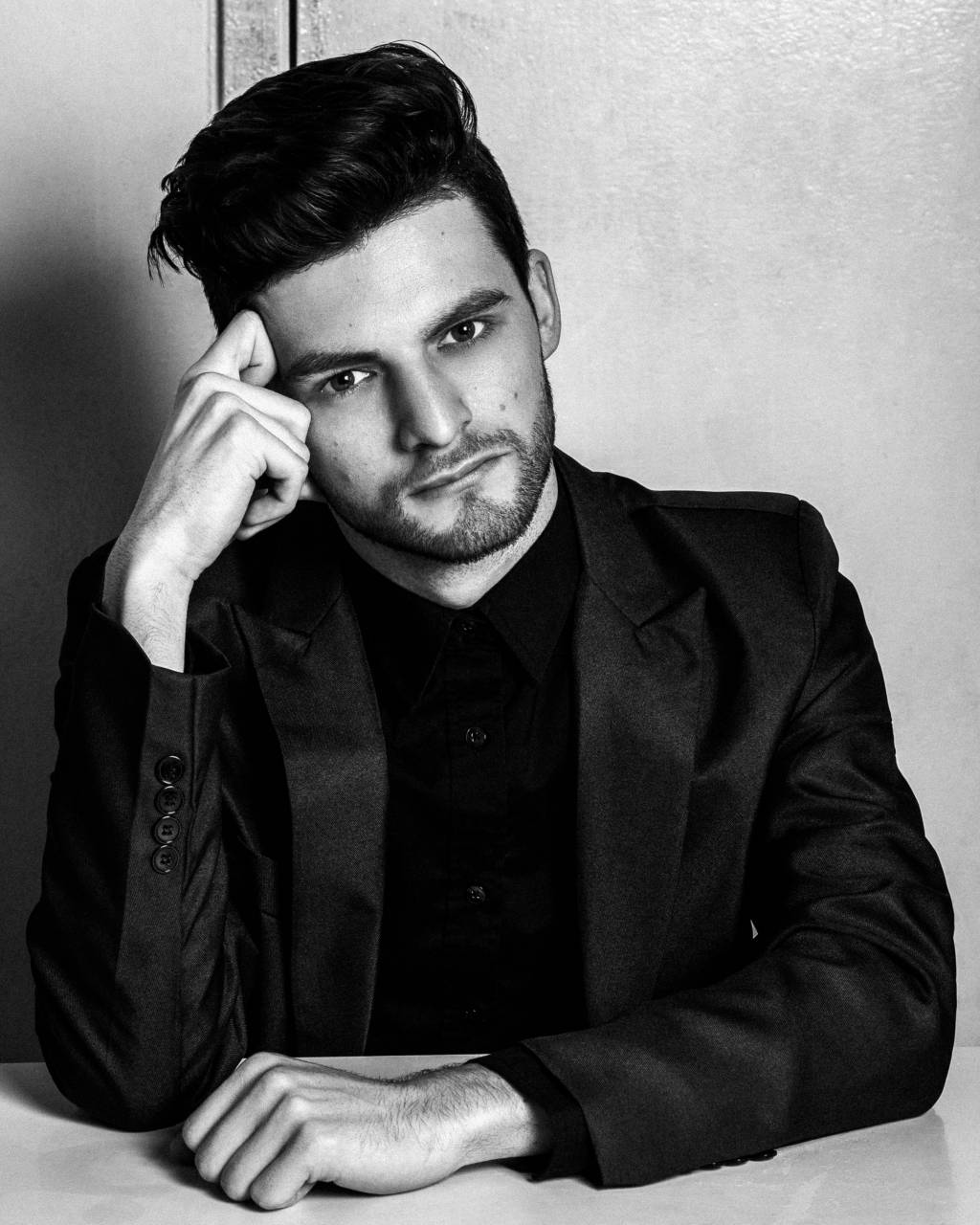 elegante, hombre, posando, escala de grises, adulto, persona, en blanco y negro, clásico, moda, joven, de moda, elegante, estilo de vida, estilo, profesional, sesión de fotos, editorial, gente, masculino, modelo, ligero, traje, cinematográfico,