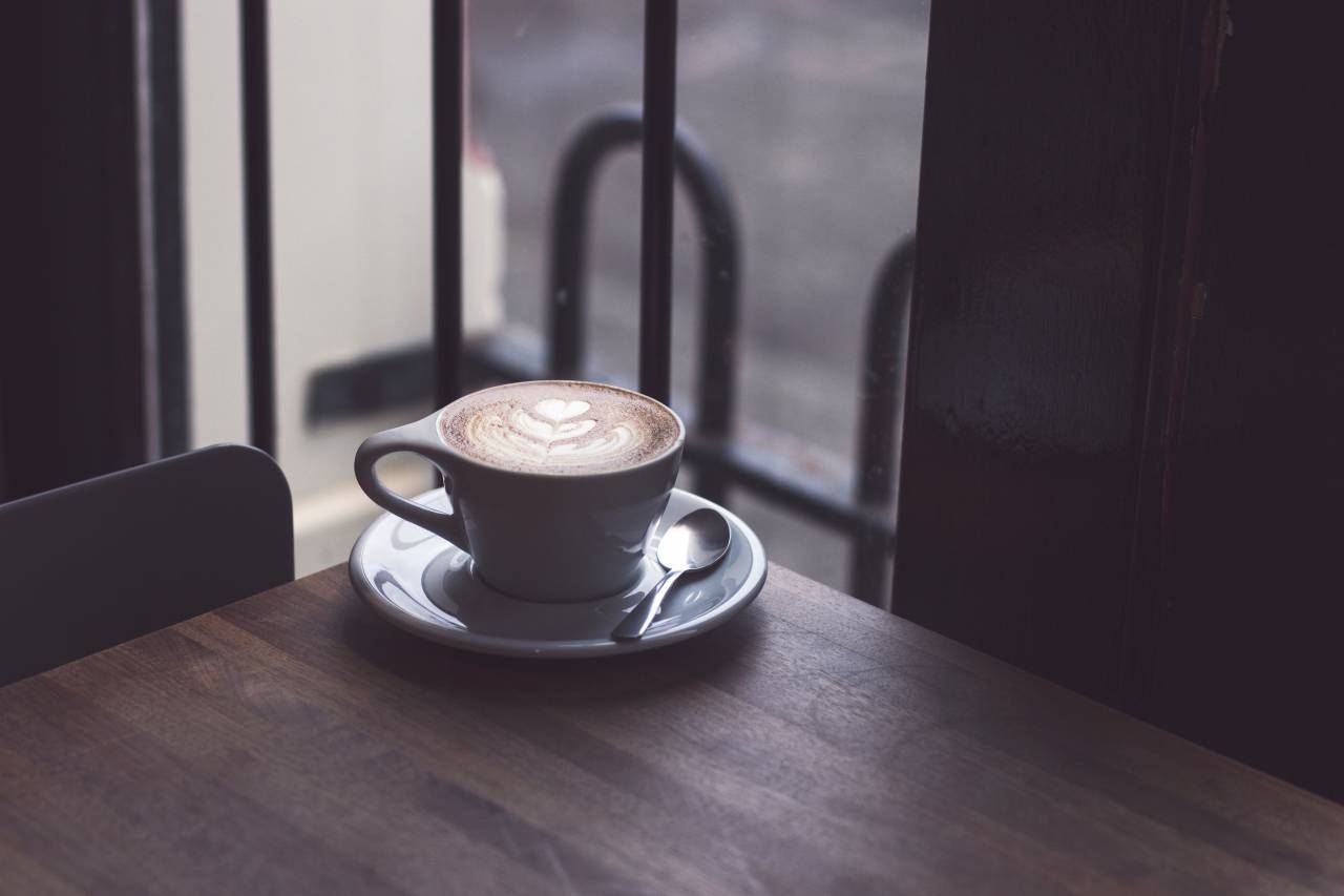 Café, latté, arte, café exprés, cafetería, caffelatte, vaso, cuchara, de madera, mesa,