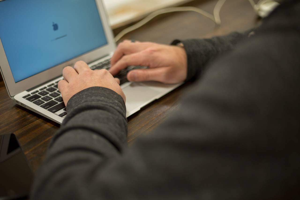 computadora, computadora portátil, trabajando, mecanografía, manos, teclado, trabajo, trabajo, tecnología, en línea, cuaderno, autónomo, escritor, mesa, escritorio, móvil, persona,