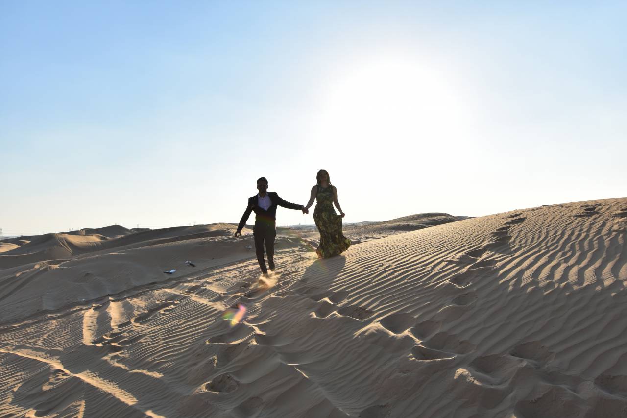 couple, walking, sand, desert, sand dune, man, woman, love, happy, footsteps, blue sky, holding hands
, 