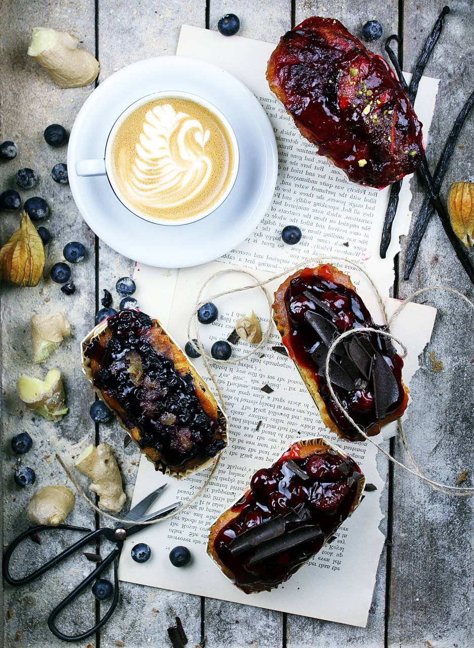 cupcake, desserts, food, sweets, blueberry, strawberry, chocolate, ginger, scissors, paper, table, picnic, coffee, latte, art, steamed, milk, froth
, 