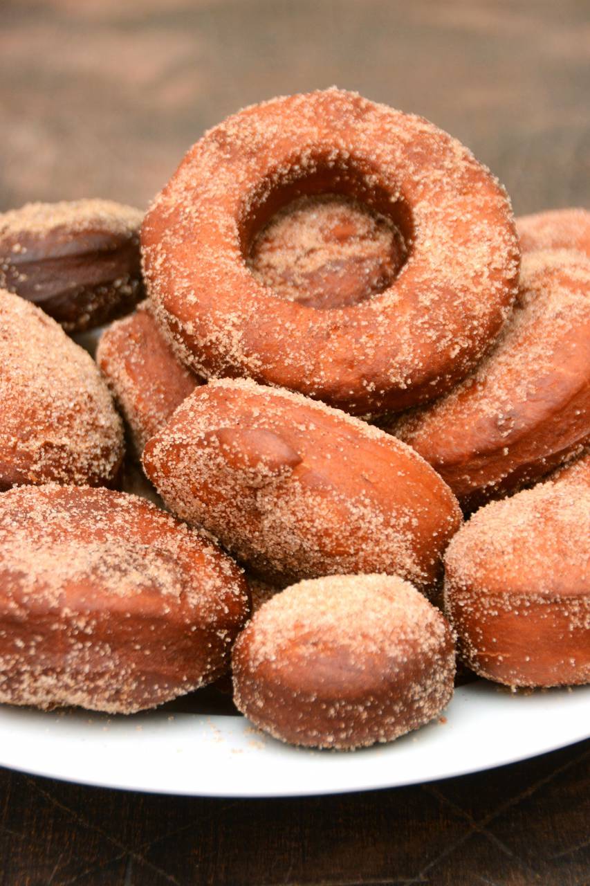doughnuts, plate, cinnamon, dessert, fat thursday, party, food, cake, tasty, deliciuos, round, sugar, bakery, baking
, 