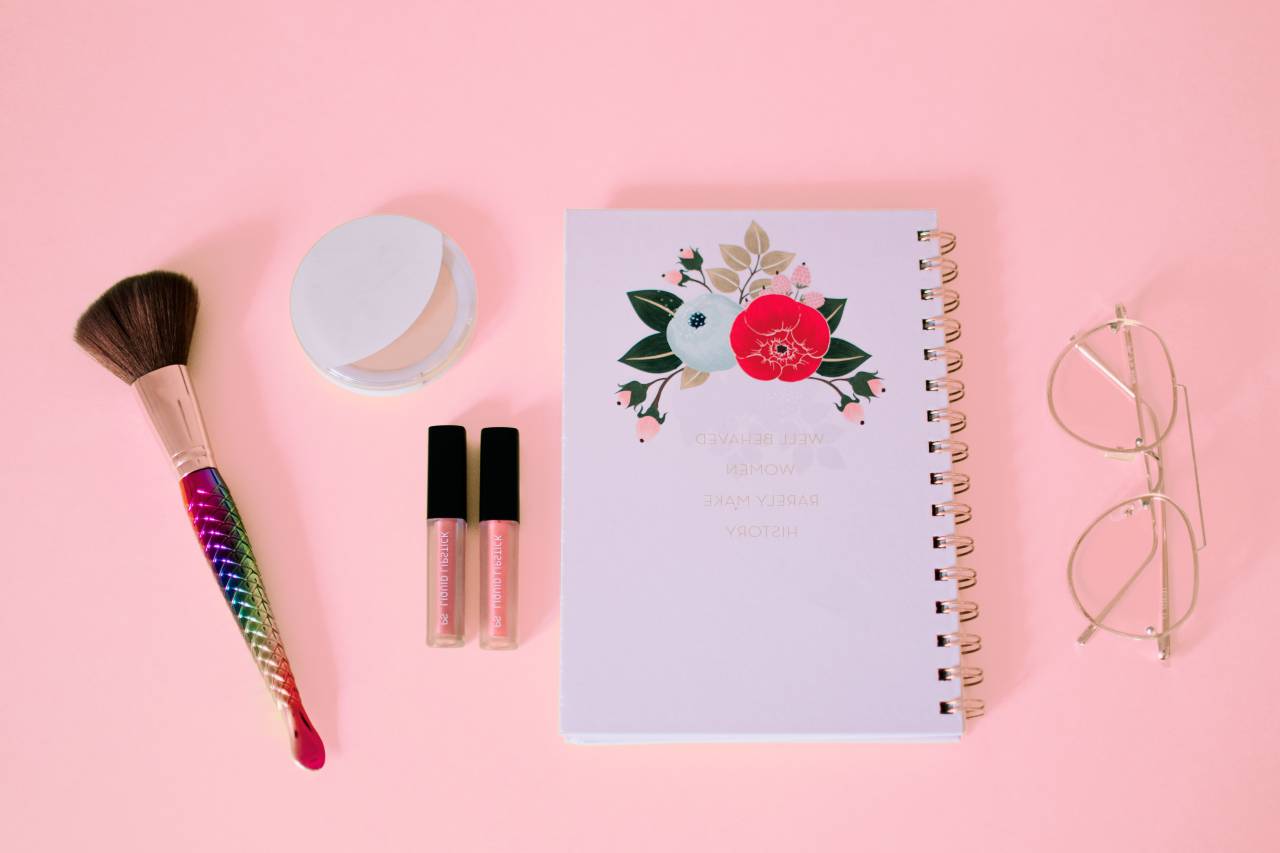 Femenino, Bloc de notas, rosa, maquillaje, pincel, gafas, gafas, lápiz labial, fondo, mínimo,