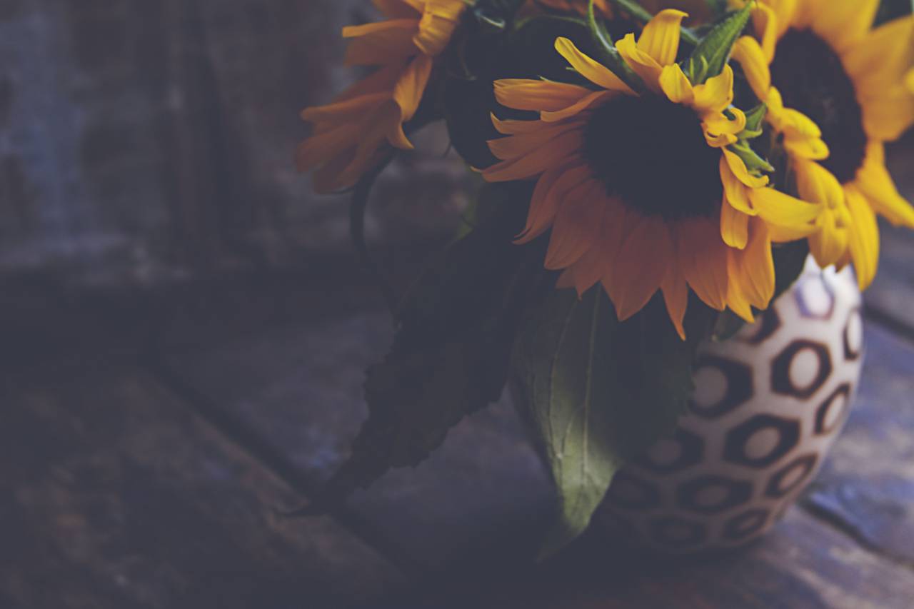 flower, arrangment, table, bouquet, colorful, fresh, rustic, floral, festive, summer, bloom, petals, sunflowers, wooden, vase, yellow, home, decor
, 