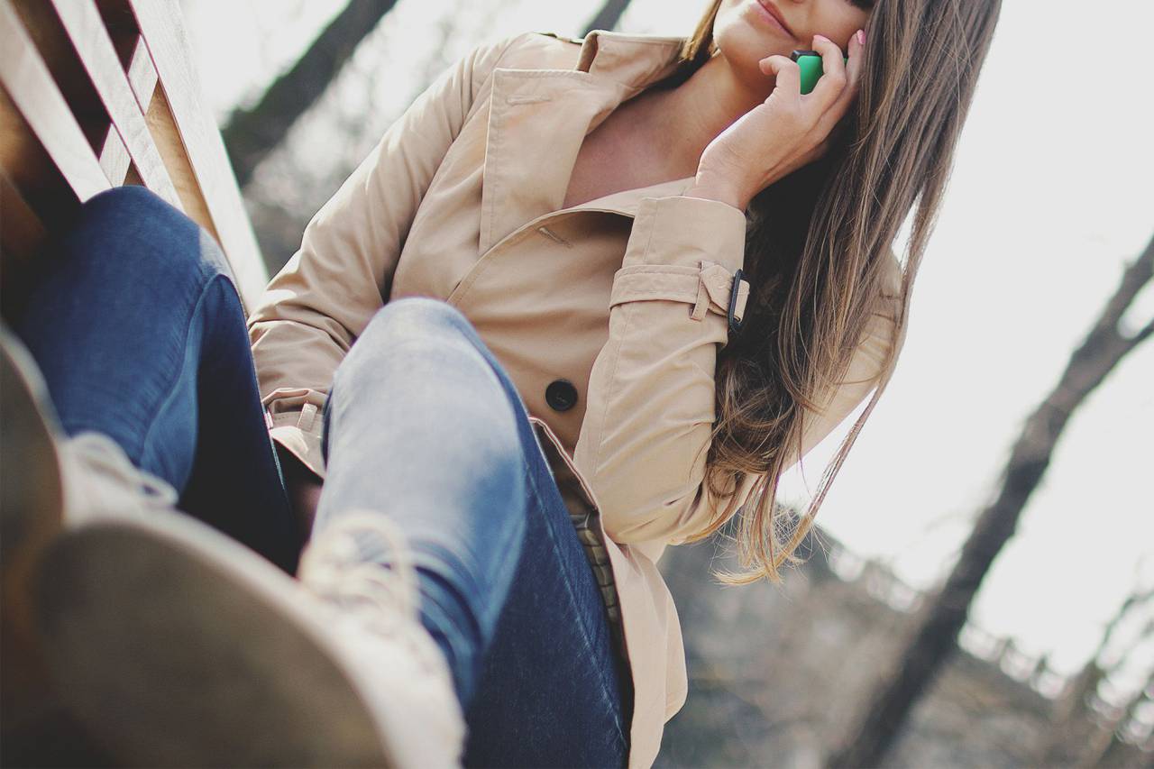 Chica, hablando, llamando, teléfono celular, móvil, tecnología, mujer, gente, moda, jeans, abrigo,
