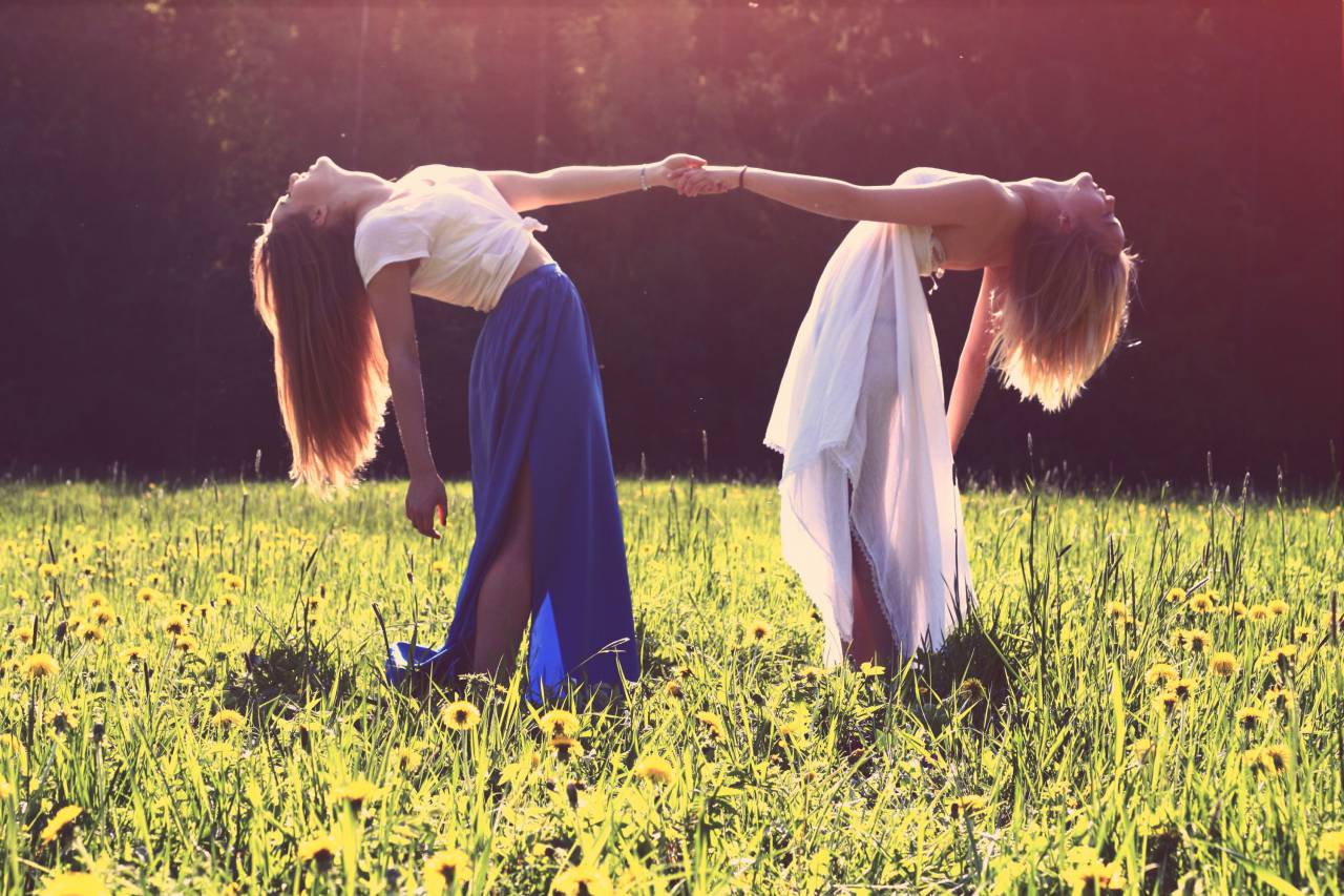 chicas, amigos, tomados de la mano, vestir, moda, pelo largo, puesta de sol, campo, flores, césped, gente, belleza, sonreír, sonriente, feliz, divertido,