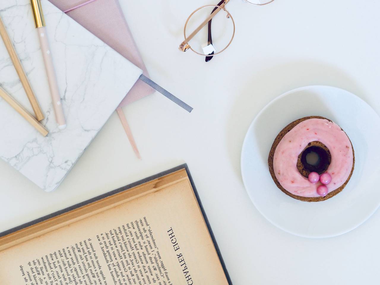 gafas, rosa, rosquilla, desayuno, comida, abierto, libro, leer, plato, mínimo, blanco, mesa, escritorio, oficina, bloc de notas, cuaderno,