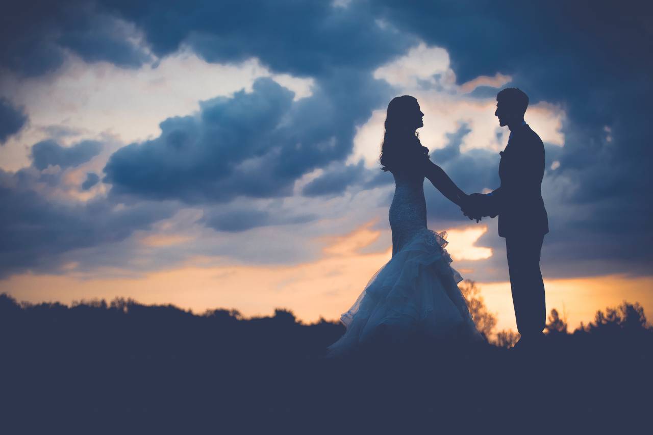 césped, nube, cielo, oscuro, puesta de sol, silueta, gente, pareja, hombre, chico, novio, novia, mujer, niña, tomados de la mano, amor, boda, vestido, vestir, traje,