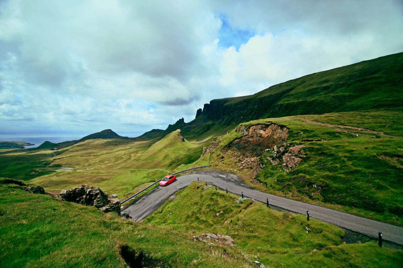 verde, césped, tierras altas, pastizales, paisaje, naturaleza, montaña, coche, vehículo, carretera, viaje, viajes, al aire libre, cielo, nube,