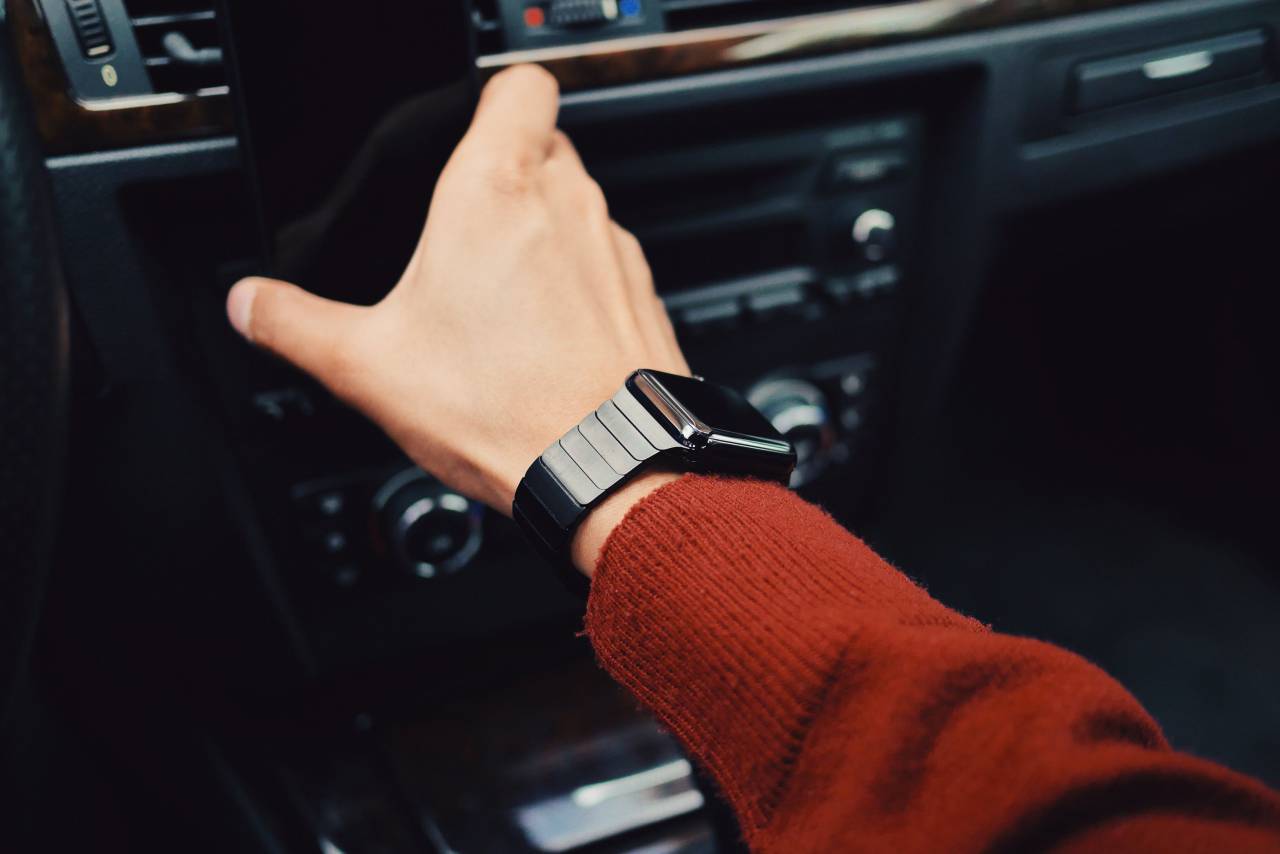 Guy, hombre, macho, brazos, reloj de pulsera, mantenga, smartphone, coche, vehículo, selfie, todavía, bokeh,