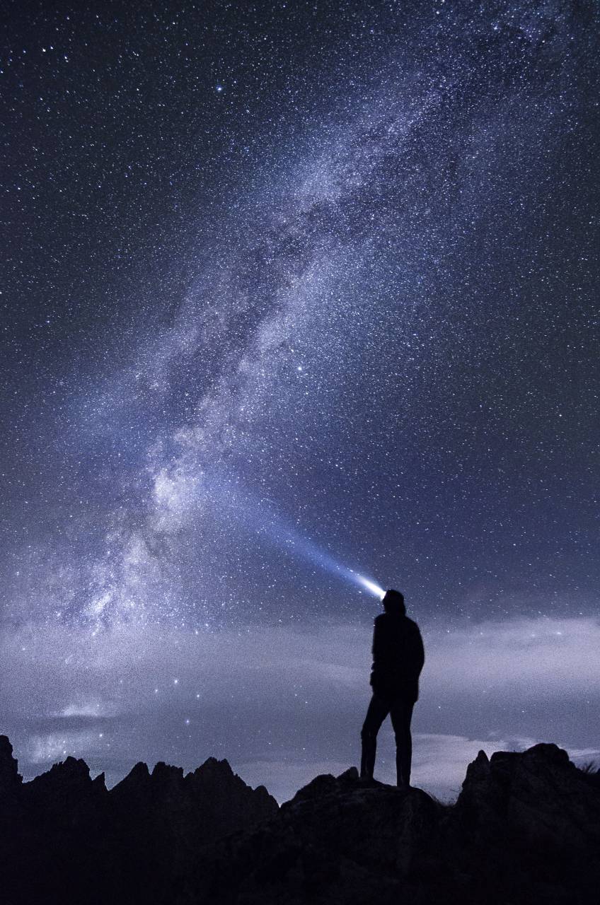 chico, hombre, macho, gente, espalda, contemplar, faro, montañas, viajar, emigrar, caminata, escalada, galaxia, estrellas, constelación, noche, cielo, cumbre, picos, nubes, aire libre, naturaleza,