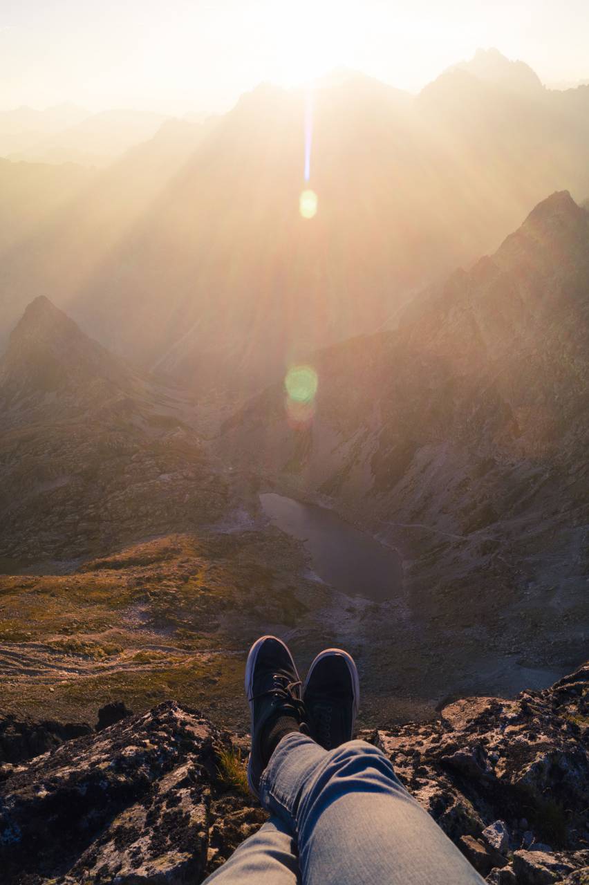 guy, man, male, people, feet, legs, shoes, sneakers, pants, nature, landscape, mountains, rocks, lake, sky, solar, flare, sunlight
, 