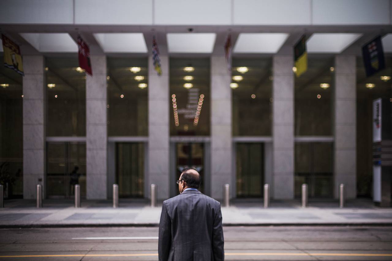 Chico, hombre, traje, corporativo, negocio, oficina, edificio, calle, carretera, ciudad, urbano, gente,