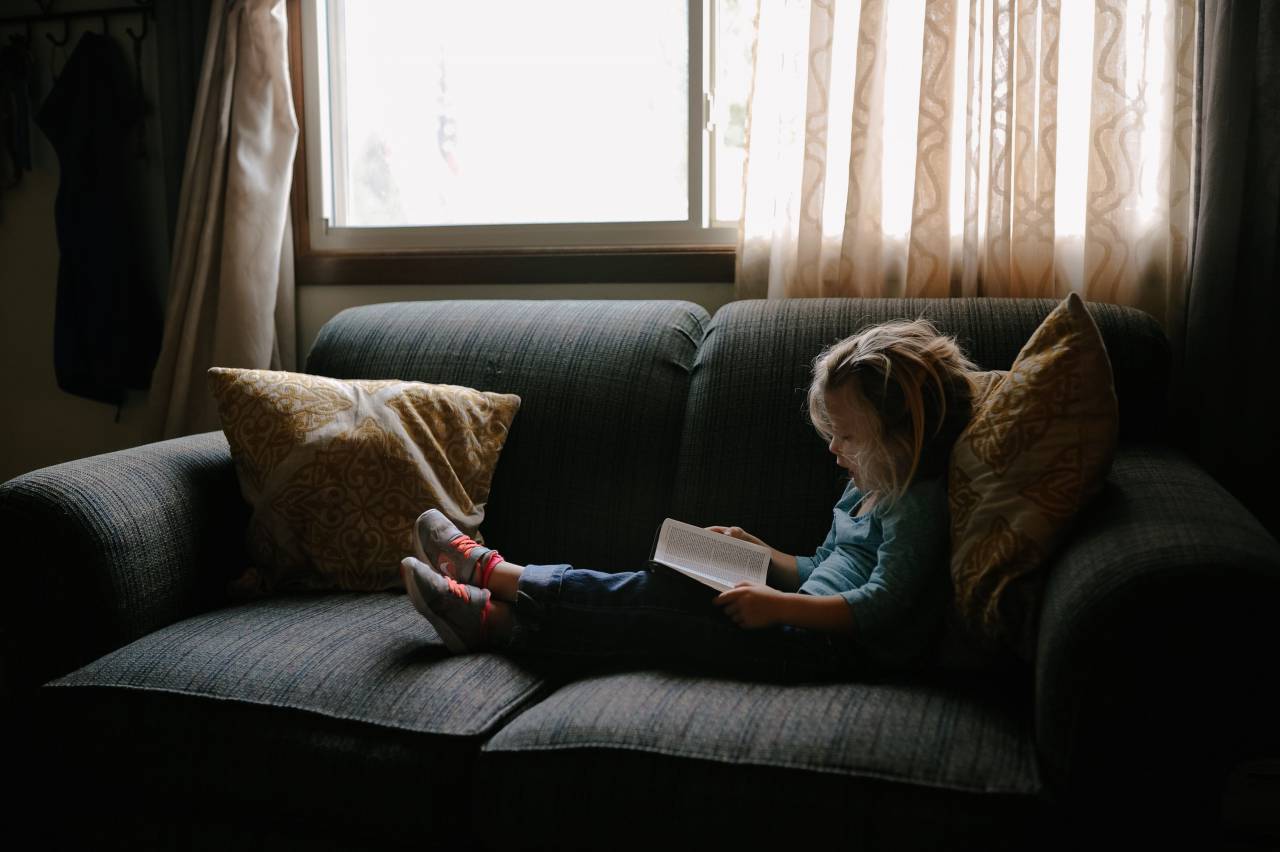 Niño, gente, niña, niño, sentado, sofá, almohada, leyendo, libro, Biblia, ventana, vidrio, cortina, interior, casa,