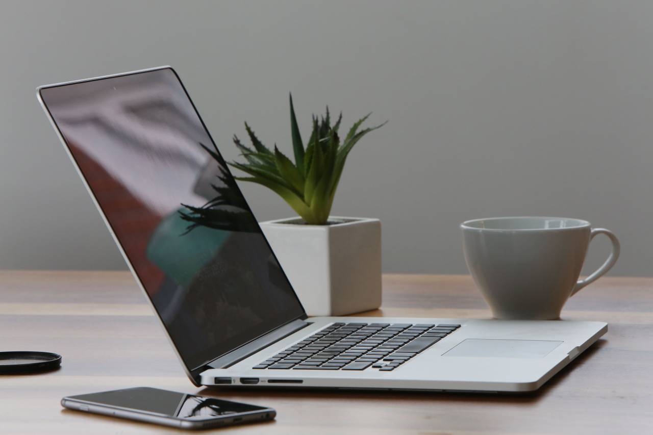 Macbook, laptop, computadora, tecnología, iphone, móvil, taza, planta, escritorio, oficina, negocios,