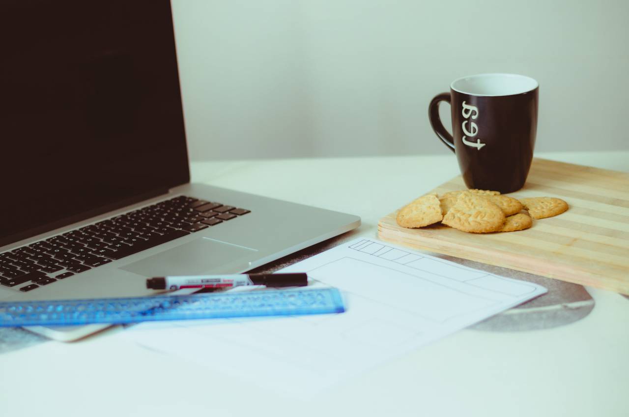 Macbook, ordenador portátil, computadora, tecnología, oficina, escritorio, trabajando, creativo, regla, bolígrafo, galletas, té, taza, jarra, negocio,