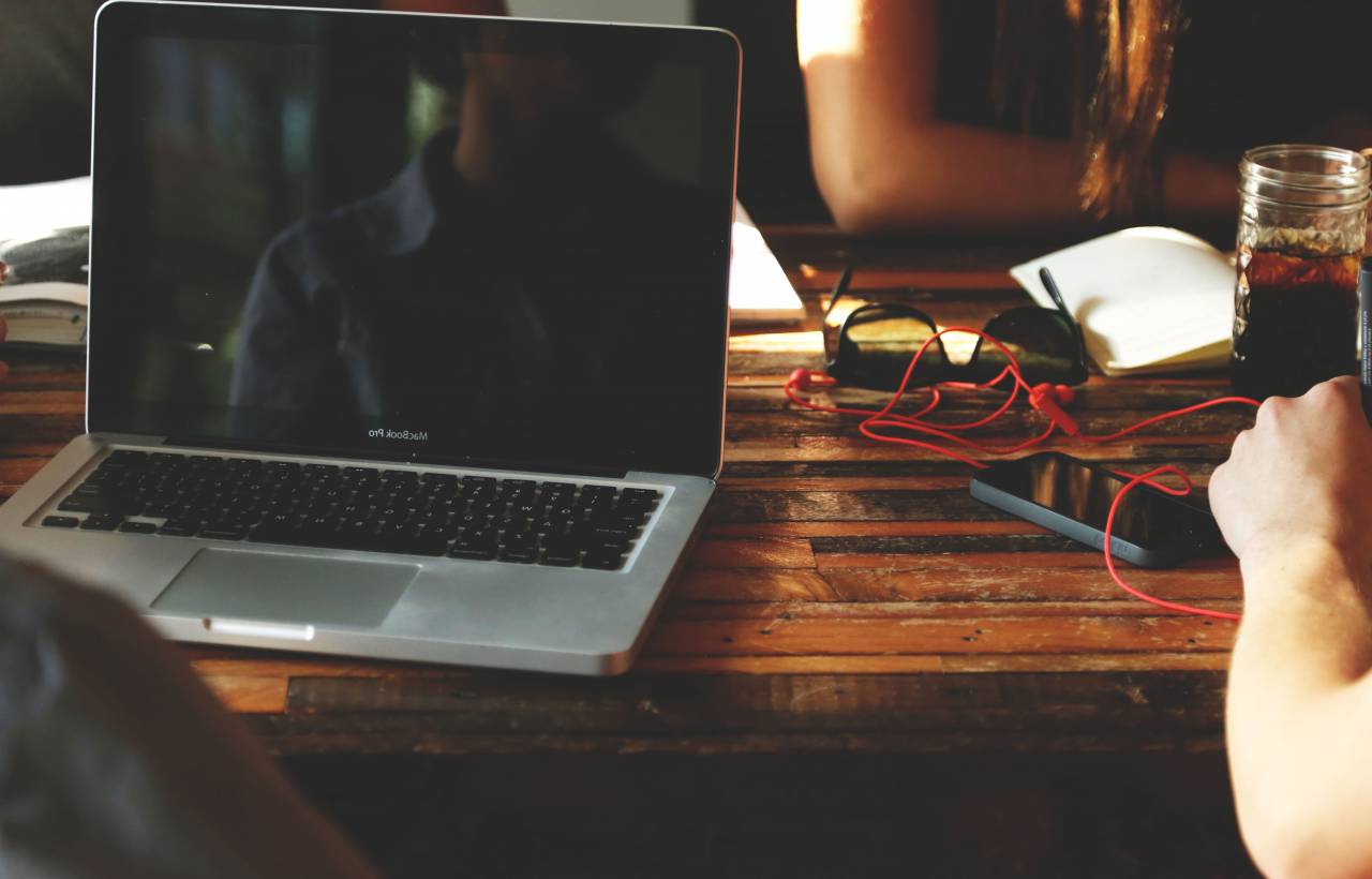 Macbook pro, ordenador portátil, computadora, tecnología, equipo, reunión, oficina, negocio, mesa, bebidas, gafas de sol, iphone, auriculares, puesta en marcha,