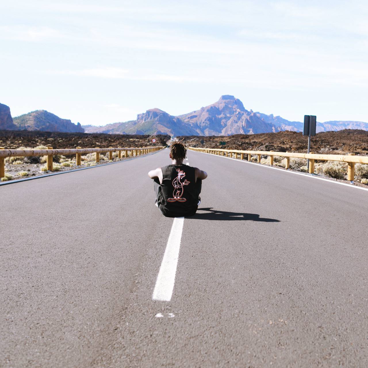 Hombre, camino, montañas, cielo, futuro, concepto, discontinua, línea, pensamiento, meditación, señal de tráfico, pavimento, persona, macho,