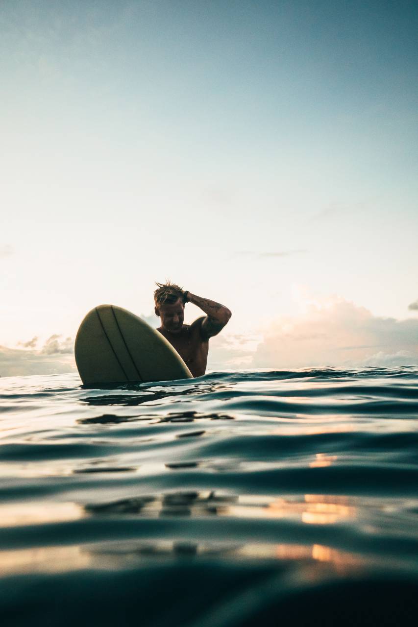 Hombre, sufboard, mar, agua, océano, viajes, vacaciones, aventura, deporte, verano, soleado, amanecer, calma,