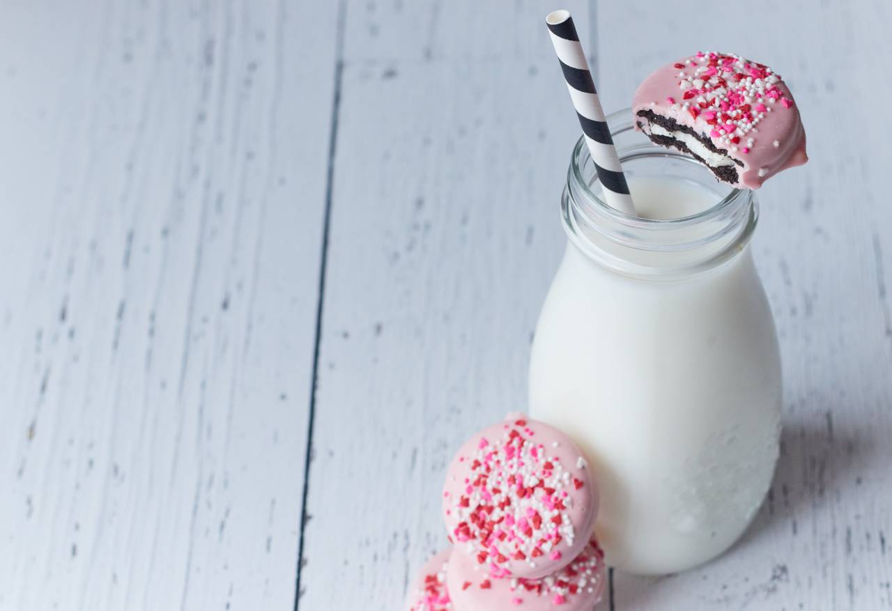 Leche, botella, galletas, vaso, paja, bocadillo, bebida, fondo, dulce, horneado, tratar, mordedura, crema, rosa, helado, chocolate, postre, comida, asperja, lechería, beber,