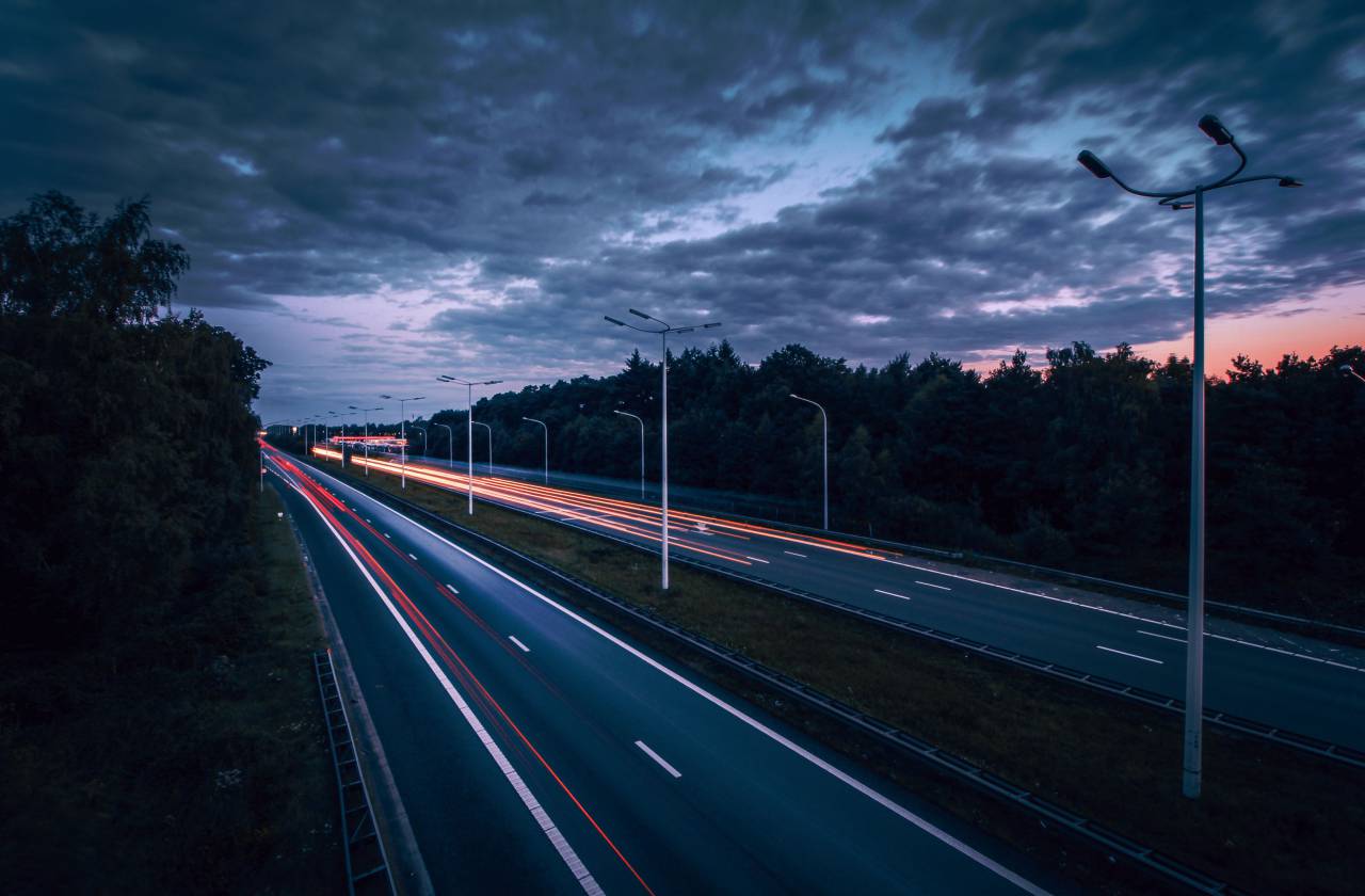 🥇 Imagen De Autopista Luces Noche Noche Oscura Anochecer Coches 【foto Gratis】 100028250 