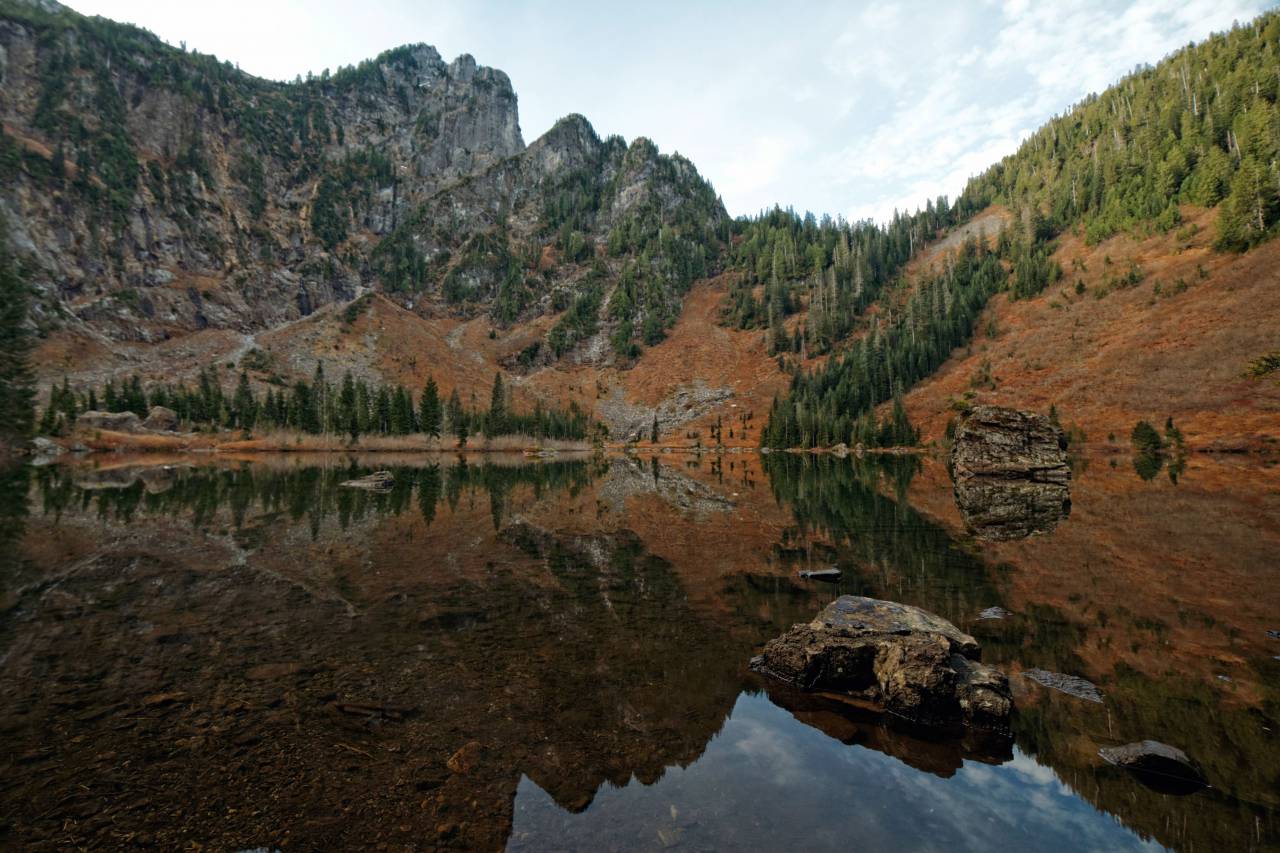 Montaña, Highland, nube, cielo, cumbre, Ridge, paisaje, naturaleza, Valle, árboles, plantas, lago, agua, reflexión,