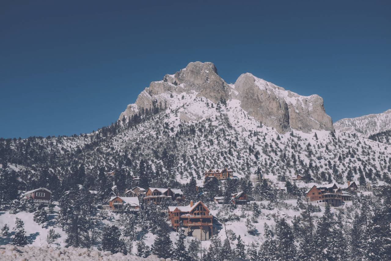 Montaña, paisaje, pico, cumbre, nieve, árboles, pinos, casas, nieve, ver estética, rocas,