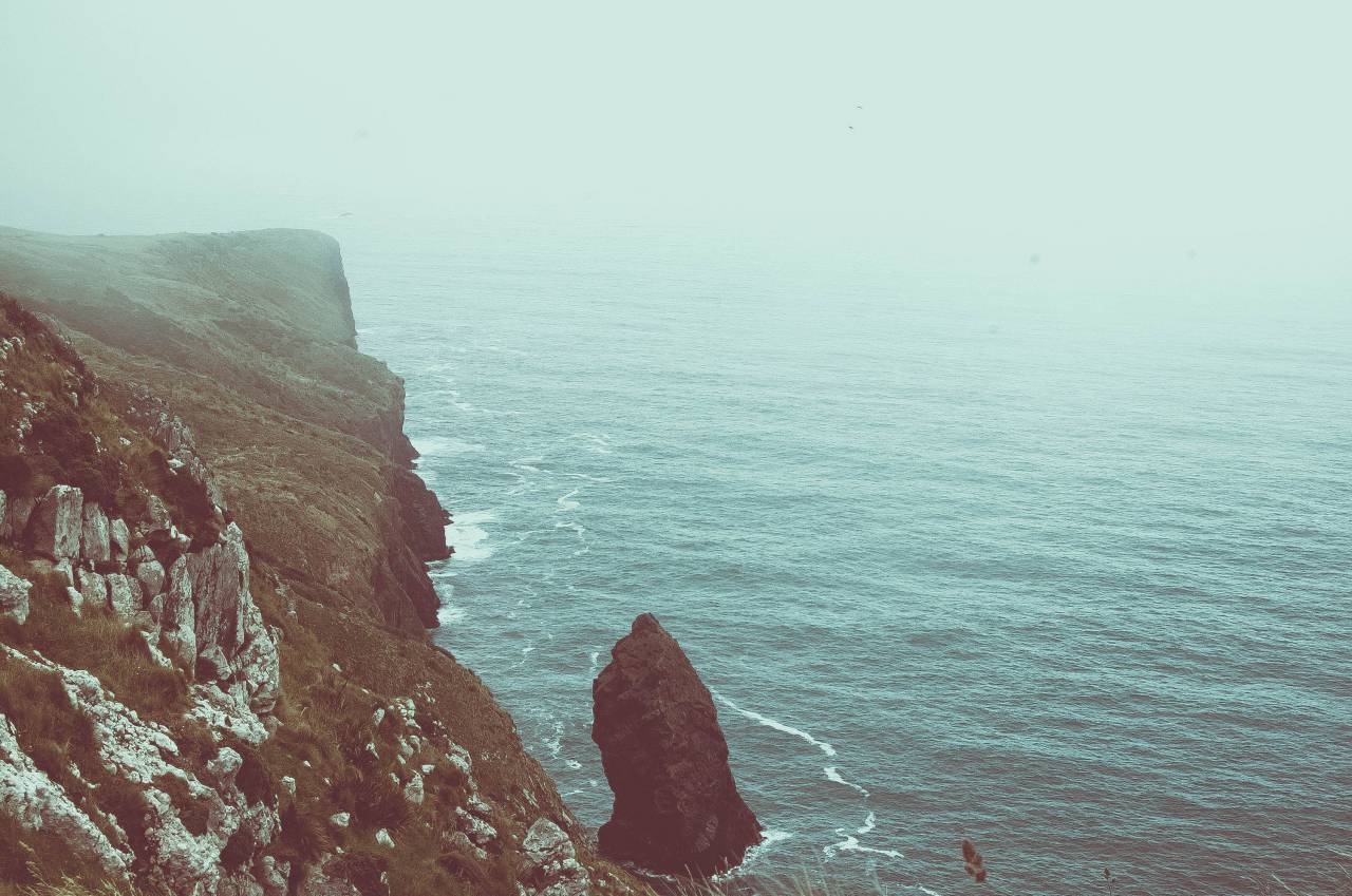 Montaña, pico, rocas, mar, costa, ola, niebla, nubes, cielo, plantas, césped,