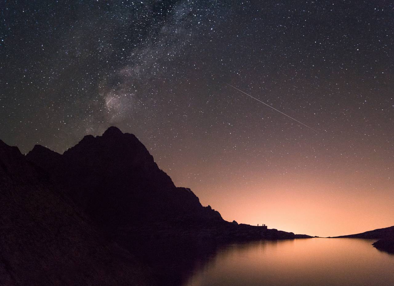 montaña, valle, agua, líquido, cielo, nubes, espacio, estrellas, estrella fugaz, noche, oscuridad, galaxia, universo, naturaleza, silueta, constelación, gradiente, puesta de sol,