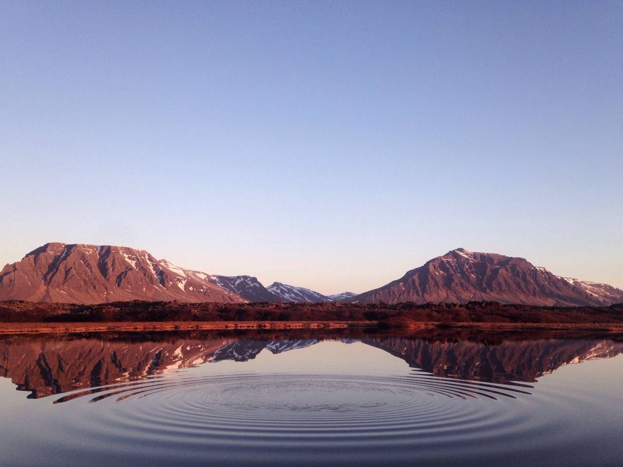 nature, landscape, mountains, summit, peaks, snow, coast, shore, trees, bushes, water, lake, sea, ocean, ripples, reflection, sky, gradient, blue, violet, red
, 
