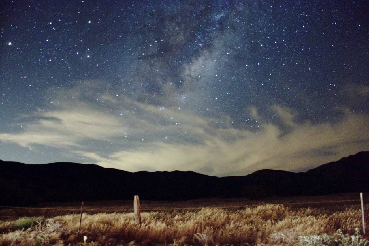 naturaleza, montañas, pendiente, pasto, noche, cielo, nubes, estrellas, constelaciones,