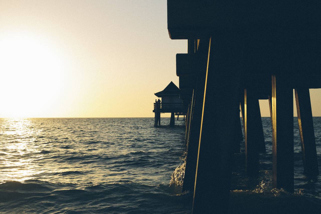 naturaleza, agua, océano, mar, chapoteo, cielo, horizonte, puesta de sol, amanecer, anochecer, amanecer, cabaña, pilotes, apoyo, estructuras, puente,