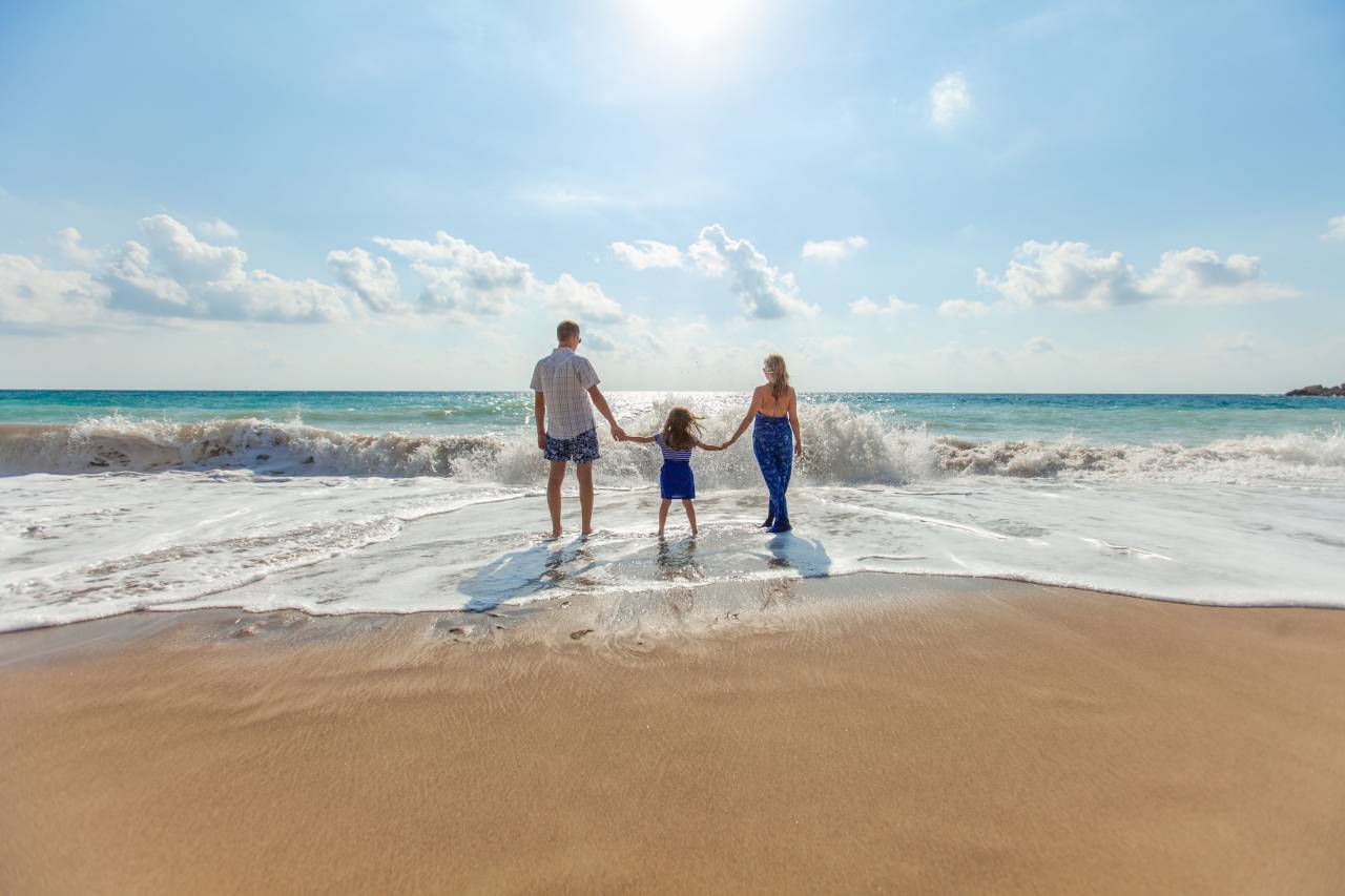 gente, familia, mujer, hombre, madre, padre, niño, niña, bebé, niño, playa, mar, agua, océano, vacaciones, verano, soleado, cielo, nubes, olas,
