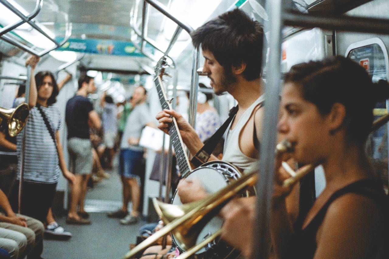 Gente, instrumento, guitarra, cuerda, traste, trompeta, estación, sonido, música, tren, transporte, vehículo,