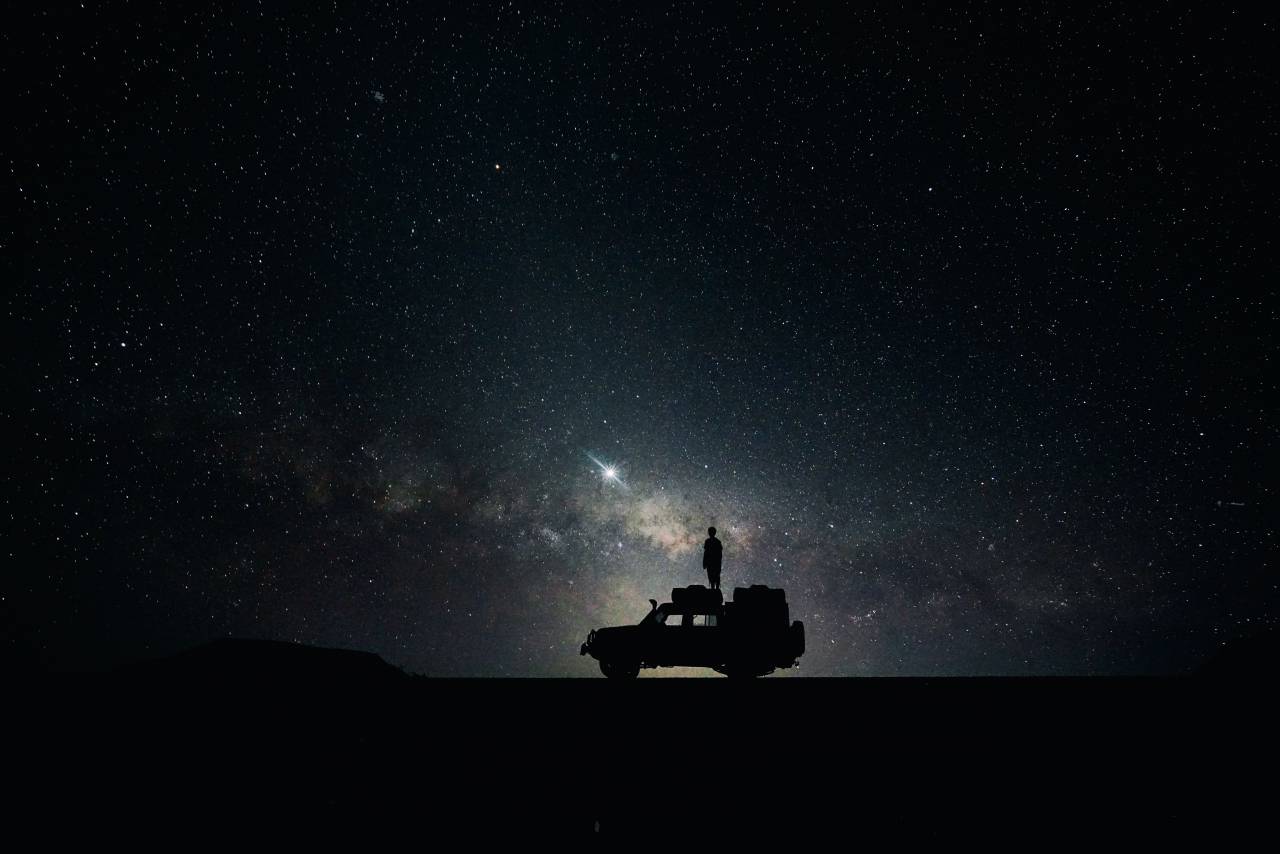 gente, hombre, camping, paseo, coche, transporte, vehículo, galaxia, estrellas, silueta, noche, oscuro, astrofotografía, fotografía,