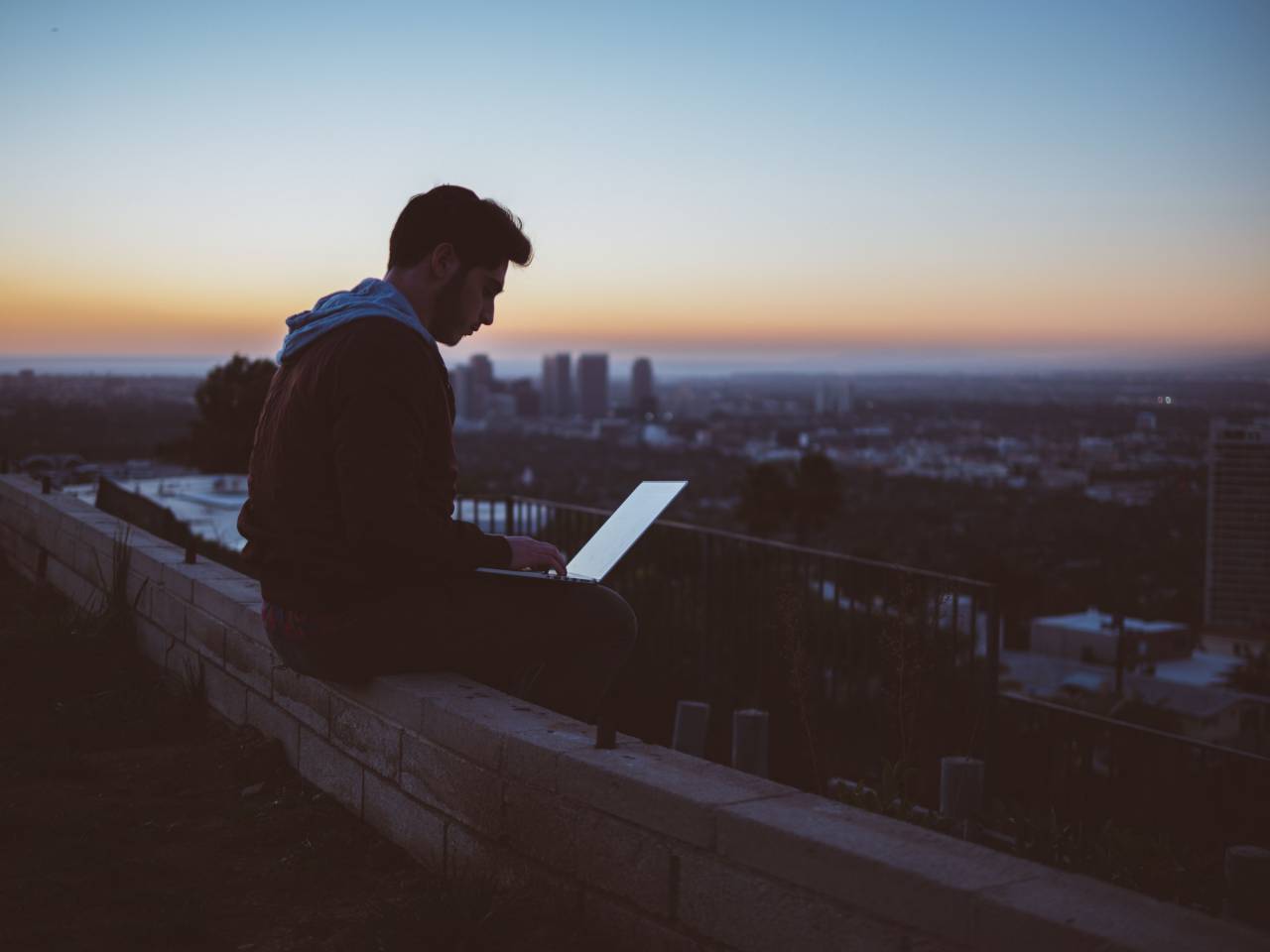 Gente, hombre, oscuro, noche, puesta de sol, silueta, solo, portátil, tecnología,