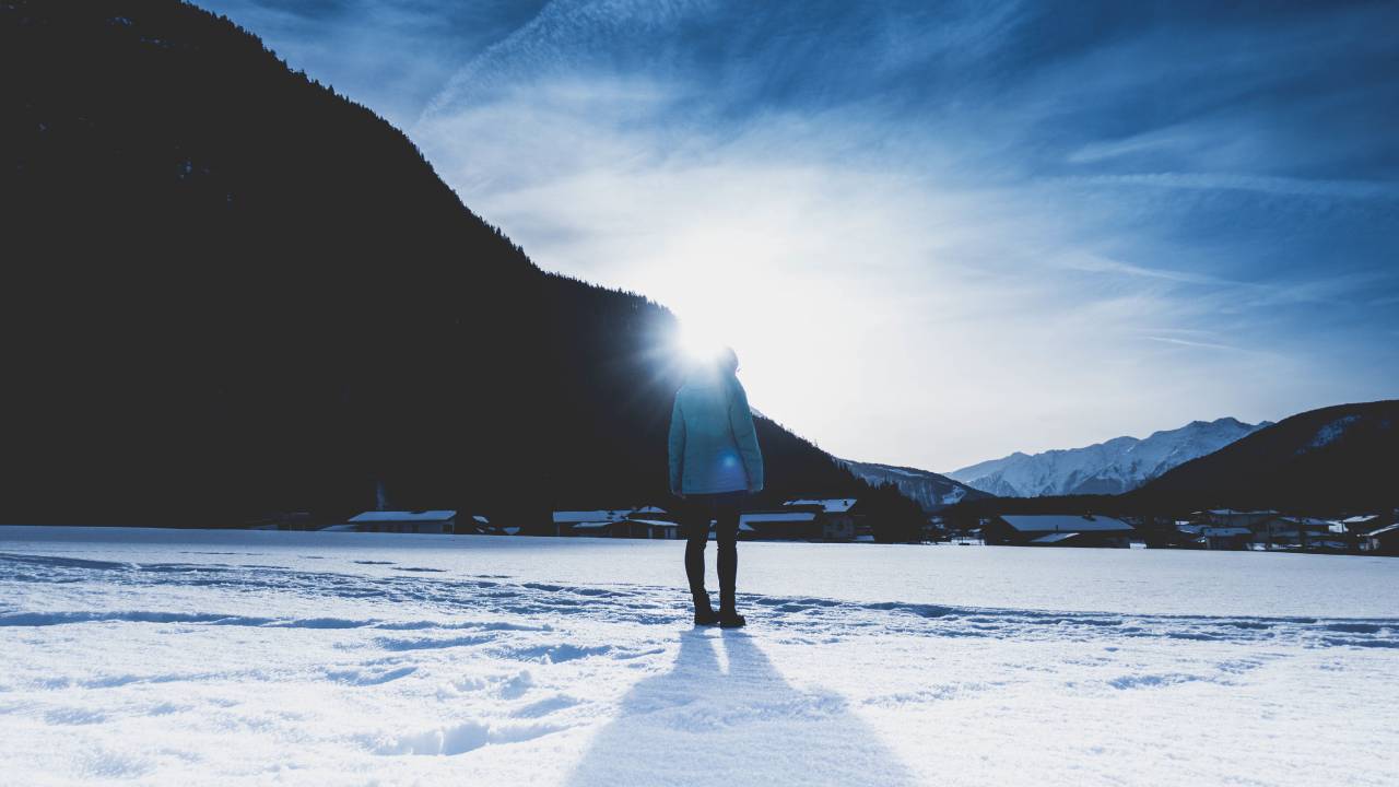people, man, woman, lady, back, sunshine, rays, shadow, snow, mountain, houses, village, sky, clouds, winter
, 