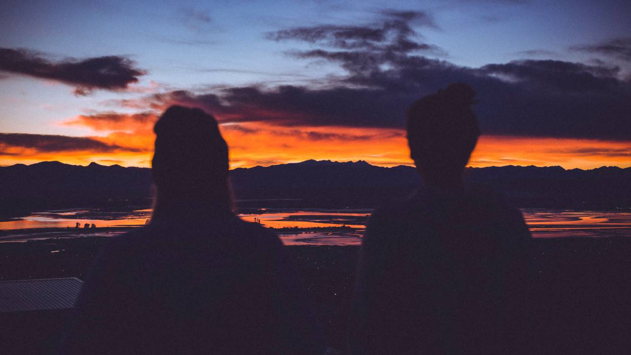 Gente, mujeres, niñas, espalda, oscuridad, nube, cielo, puesta de sol, al aire libre,