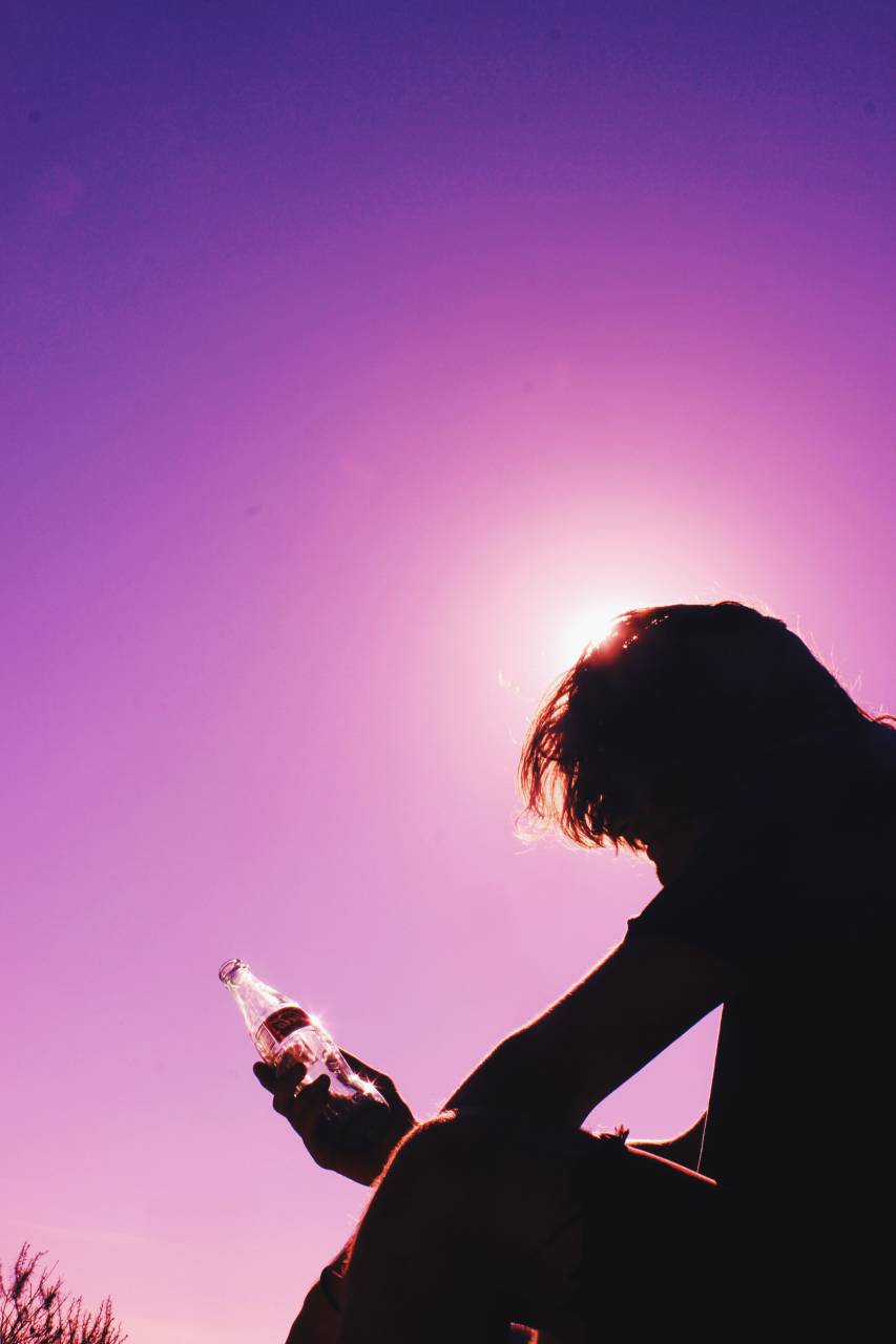 púrpura, rosa, cielo, puesta de sol, silueta, sombra, oscuridad, chico, hombre, gente, vaso, botella, beber, bebidas, coca cola,