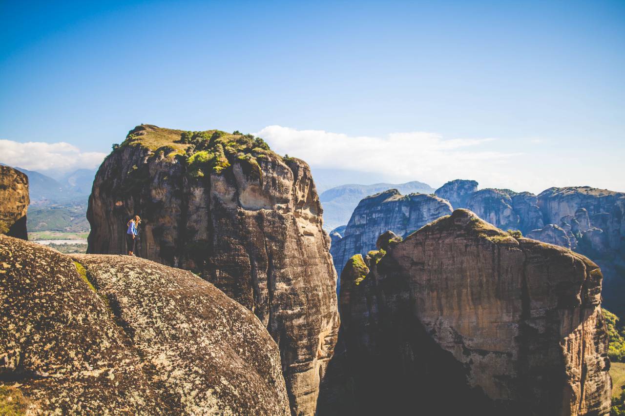 rock, formación, montaña, valle, colina, verde, césped, cielo, azul, nubes, gente, niña, escalada, aventura, viajar, al aire libre, naturaleza,